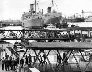 Hamburg. Hafen. Zwei ausländische Passagierschiffe liegen an den Landungsbrücken vor Anker.