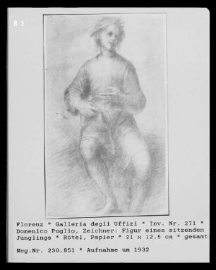 Figur eines sitzenden Jünglings
