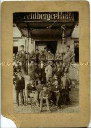 Männergruppe vor einem Lokal (Feldberger-Hof)