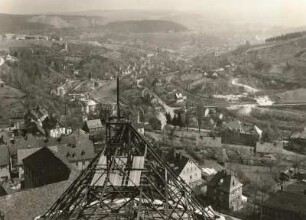Schneeberg, Erzgebirge. Blick vom Turm der St. Wolfgangskirche über Haldenlandschaft nach Osten gegen Oberschlema : St. Wolfgangskirche mit offenem Dach des Kirchenschiffs