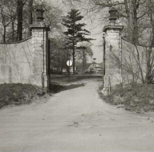 Arnsdorf-Kleinwolmsdorf. Rittergut (1720). Parktor
