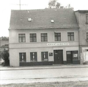 Cottbus, Thälmannplatz 46. Adventgemeinde. Straßenfront