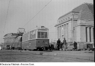 Straßenbahn Nr. 17 an der Haltestelle vor dem Hauptbahnhof