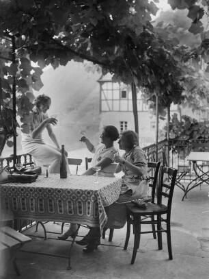 Beilstein. Weinprobe : Beilstein (Mosel). Drei Frauen bei der Weinprobe