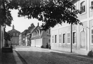 Herrnhut. Straßenbild mit Blick zum Kirchensaal (Kirche)