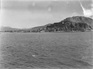 Küste : Blick vom Meer aus auf eine Küste mit Stadt