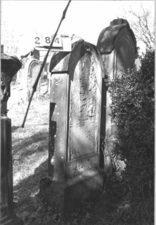 Grabstein 284 (Index: 99786546) Zustand: Vorderseite: größtenteils abgeblättert, Rückseite: leicht verwittert Maße HxBxT: 158x63x22 cm: Grabstein 284
