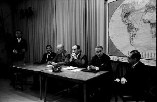 Freiburg, Littenweiler: Waldhof, Tagung "Weltproblem Entwicklungshilfe", vor Weltkarte: Rundgespräch, von links nach rechts: Dr. Jürgensen; Bergstraesser, Dr. H. Besters, Dr. Winkler, Prof. Heilperin