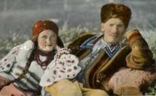 Junges Paar in ukrainischer Volkstracht
