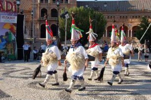 Sevilla - Volkstänzer : Volkstänzer vor dem Palacio de Espana, aufgenommen 2007 in Sevilla