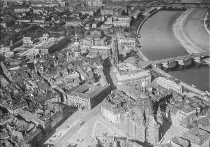 Neumarkt mit Frauenkirche : Dresden. Blick über den Neumarkt mit der Frauenkirche nach Nordwesten auf Schloss, Hofkirche, Zwinger und Oper. Luftbild-Schrägaufnahme