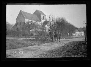 Aizelles (Dep. Aisne, Frankreich): "[Pferdebursche] Weißflock mit [den Pferden] Hallah und Geiserich vor Kirche" (Distanzaufnahme)