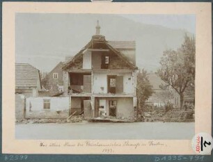 Das vom Hochwasser am 30./31. Juli 1897 zerstörte ältere Haus des Fleischermeisters Strauß am Weißeritzufer in Deuben (Freital)