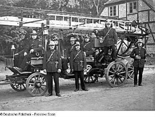 Löschgruppe der Feuerwehr Heiligendamm mit Gespanndrehleiter