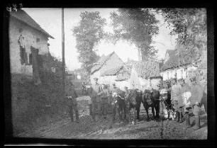Favreuil (Dep. Pas-de-Calais): Soldaten mit 4 Stück Vieh auf einer morastigen Ortsstraße