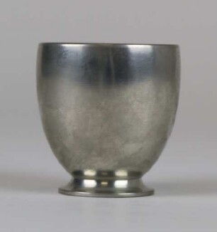 Eiförmiger Becher