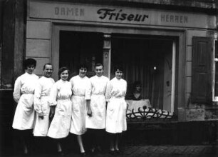 Roßwein. Wohnhaus mit Laden (Friseur-Salon Wüstling), Kreuzplatz 6. Straßenansicht mit Friseurmeister und Angestellten vor Schaufenster