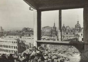 Blick auf Ruinen von Taschenbergpalais und Schloß : Dresden. Blick vom Dach des ehemaligen Modehauses Möbius (Wilsdruffer Straße) nach Nordwesten zum Taschenbergpalais und Schloß