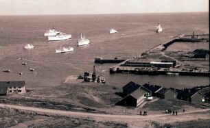 Helgoland: Von der Höhe auf Hafen und Schiffe