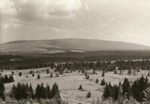 Erzgebirge. Keilberg (1243 m). Blick vom Spitzberg bei Gottesgab (Boží Dar) nach Osten