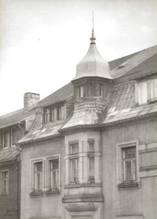 Annaberg-Buchholz, Benediktplatz 2. Wohnhaus (Kinderkrippe). Erker und Dachreiter