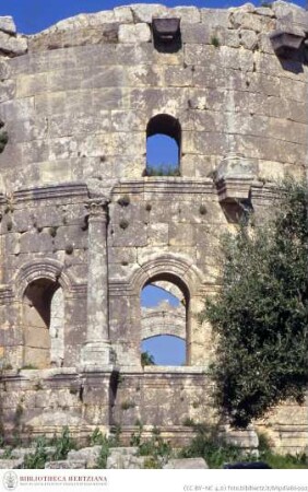Qala^BJt Sema^BJn & Qala^BJt Sima^BJn, Ostbasilika, Ostfassade