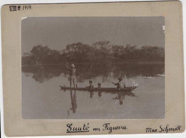 Guató family from Figueira in the boat