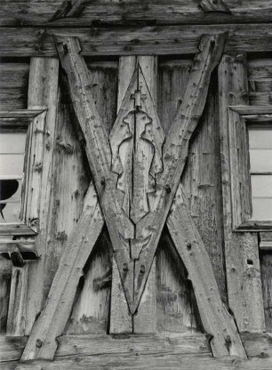 Holzschnitzwerk an einem alten Bauernhaus in Servaus
