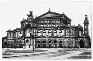 Dresden, Opernhaus : Dresden. Semperoper. Ansicht von Osten mit Turm des Fernheizwerkes