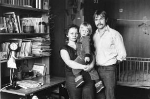 Familie R. am Schreibtisch (Studentin der Journalistik, Student der Kristallographie)