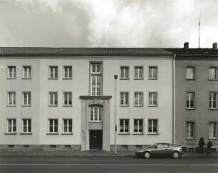 Wurzen, Bürgermeister-Schmidt-Platz 7/10. Wohnhauszeile (1950/1955). Straßenfront Nummer 7