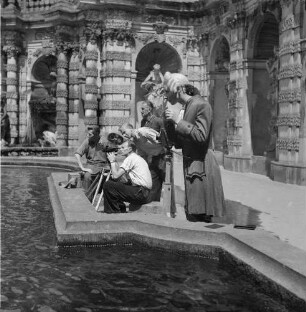 Fotografierte Fotografen. Als Lakai kostümierter Fotograf im Zwingerhof in Dresden