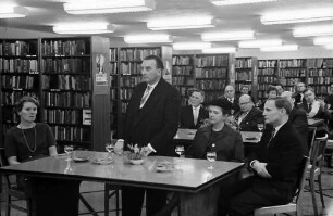 Freiburg: Amerikahaus; Ehrenurkunden für Prof. Dr. Büchner und Prof. Dr. Westphal, Gäste in der Bibliothek