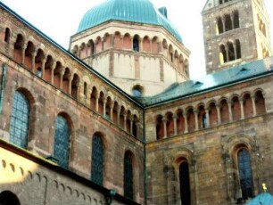 Ansicht von Süddwesten mit Langhaus (Obergaden im Hauptschiff) und oberem Bereich des südlichen Seitenschiffes mit Zwerggalerie sowie achteckige Vierungskuppel in Übersicht