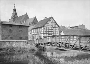 Greifenberg, Jungfernbrücke : Greifenberg (Gryfice/Polen). Jungfernbrücke (Fußgängerbrücke über die Rega). Blick zur Pfarrkirche von Südosten