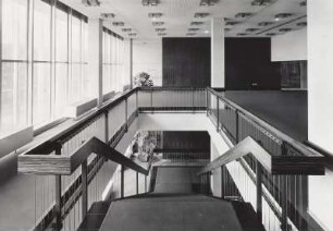 Dresden. Kulturpalast, Inneres. Treppenaufgang des 2. Obergeschosses
