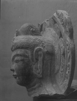 Stehende Figur eines Buddhas