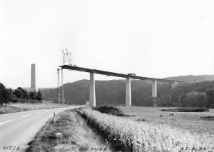 Jagsttalbrücke Widdern in km 512,700 Ansicht von L 1025 in Richtung Widdern. Einbau des Hohlkastens über Hilfsstütze H 101