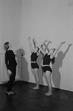Studentinnen Christel Niemann und Helga Pankoke an der Leipziger Theaterhochschule bei gymnastischen Übungen