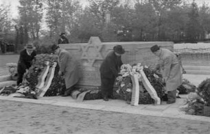 Einweihung eines Denkmals der Jüdischen Gemeinde zu Leipzig : Kranzniederlegung am Denkmal für die jüdischen Opfer im Nationalsozialismus