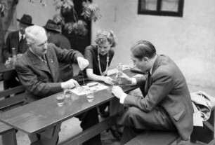 Sievering: beim Heurigen