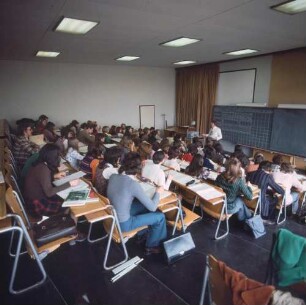 Schloss Hohenstein. Hohenstein Institute. Vortragssaal mit Studenten des Insitutes