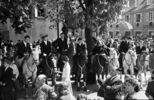 Freiburg; St. Georgen: St. Georgsritt; Aufstellung der Pferde zur Segnung; seitlich Reitschule Rosenstiehl