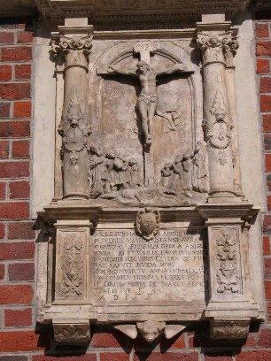 am Seitenflügel der Marienkirche