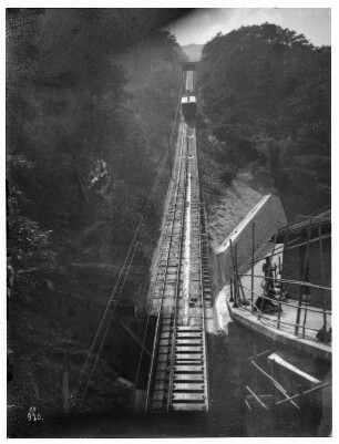 Hongkong. Standseilbahn (Peak Tram) mit Station. Blick bergaufwärts