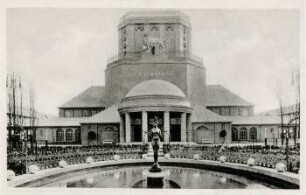 Halle für Raumkunst mit Rosengarten [Intern. Baufachausstellung mit Sonderausstellungen Leipzig 1913 : Offizielle Postkarte]