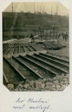 Foto des für die schweren Kolonnenbrücke bei St. Morand verlegten Oberbaus