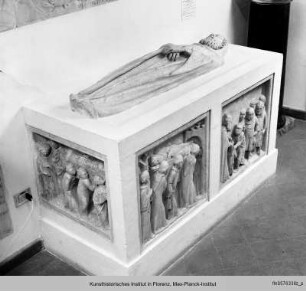 Rekonstruierter Sarkophag mit Reliefs zum Leben des Heiligen - Arca di San Ottaviano