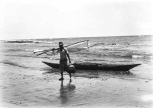 Am Strand bei Bata : Aufnahme eines Fischers, der vom Fischfang zurückkehrt.