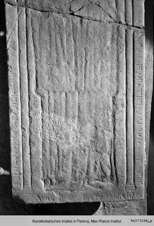 Grabplatte mit der Darstellung der Verstorbenen und Wappen